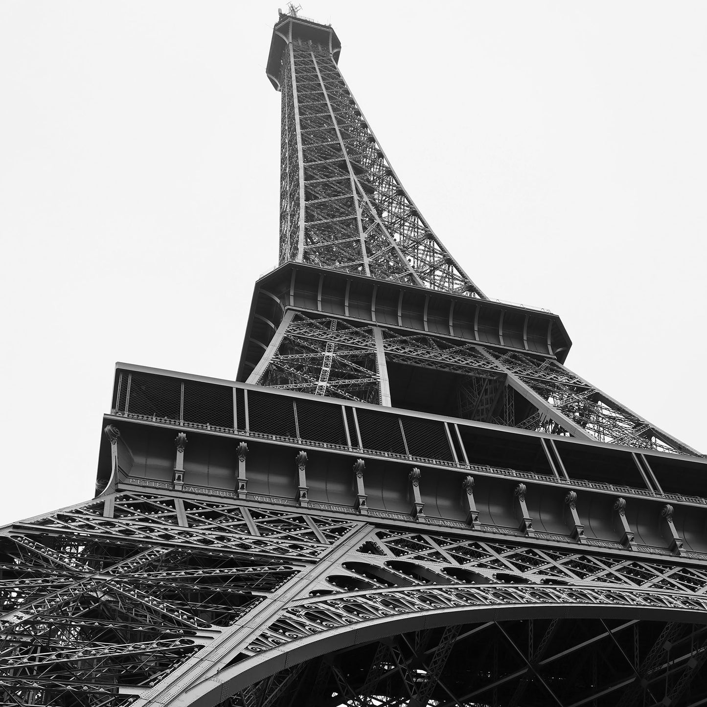 La Tour Eiffel Feature